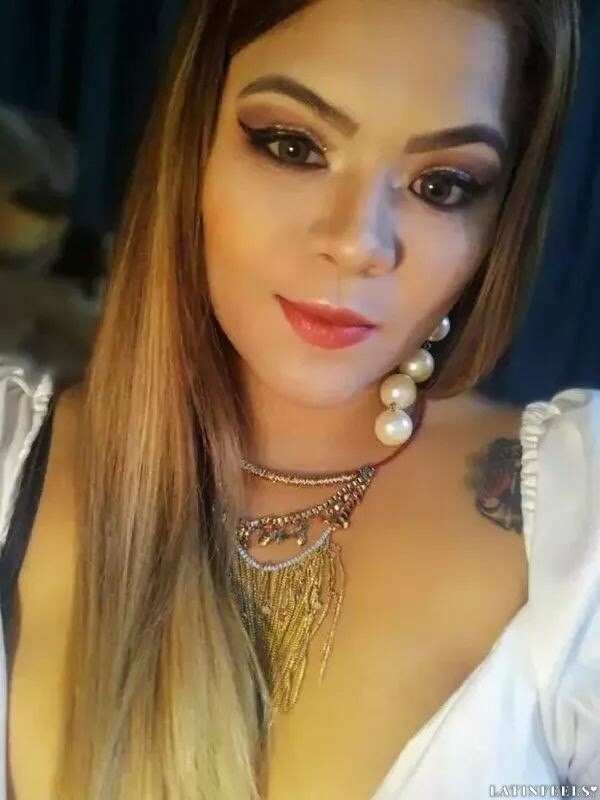 Vanessa, 27
