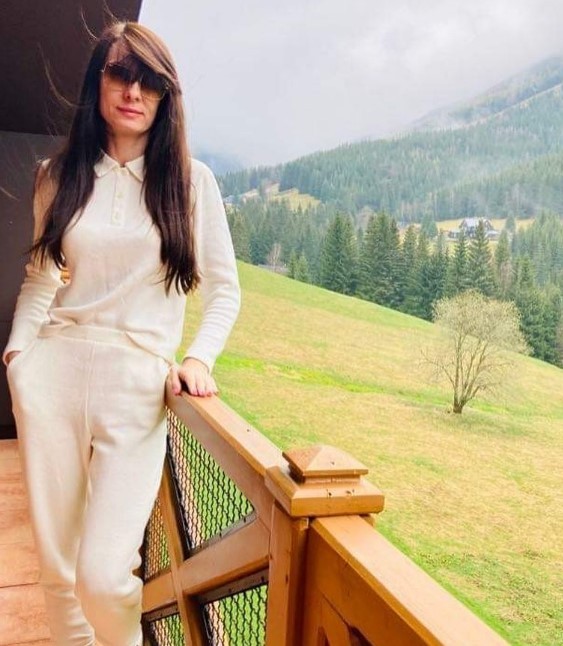 Victoria S, 37