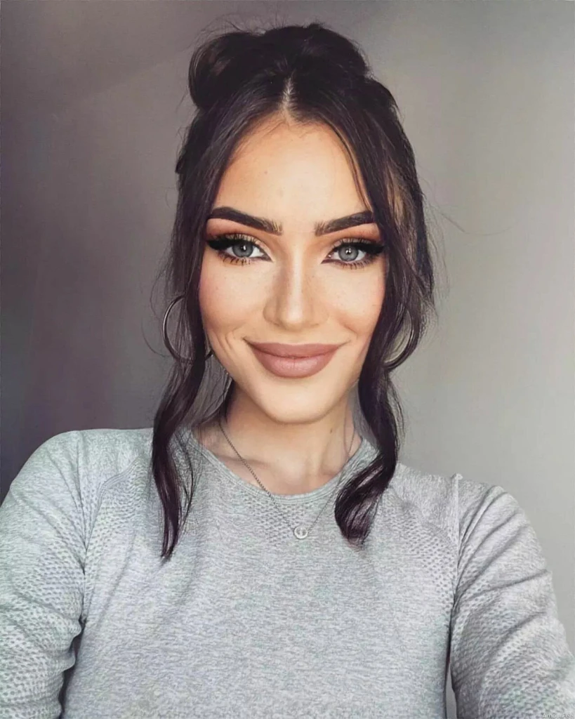 Mihaela, 22